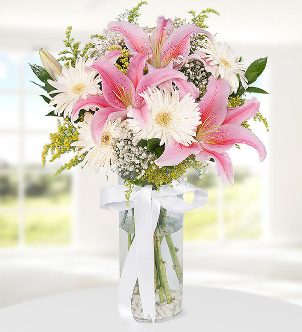 pembe liliyum ve beyaz gerbera